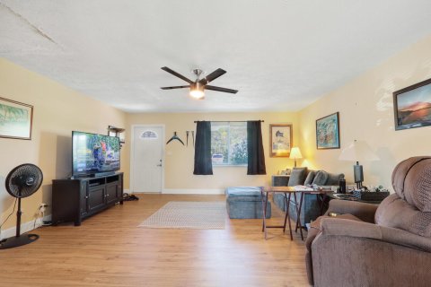 House in Stuart, Florida 2 bedrooms, 91.04 sq.m. № 2391829 - photo 11