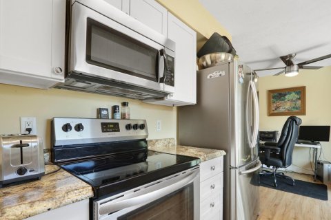 House in Stuart, Florida 2 bedrooms, 91.04 sq.m. № 2391829 - photo 4