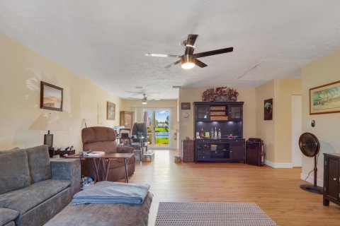 House in Stuart, Florida 2 bedrooms, 91.04 sq.m. № 2391829 - photo 14