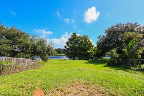 House in Stuart, Florida 2 bedrooms, 91.04 sq.m. № 2391829 - photo 5