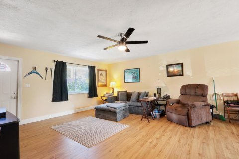 House in Stuart, Florida 2 bedrooms, 91.04 sq.m. № 2391829 - photo 12