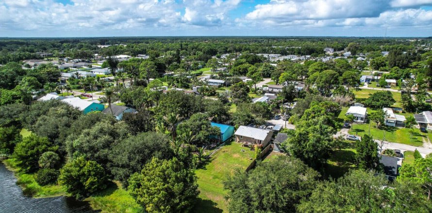 House in Stuart, Florida 2 bedrooms, 91.04 sq.m. № 2391829