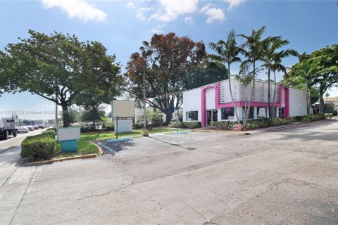 Commercial property in Pompano Beach, Florida № 1861128 - photo 5