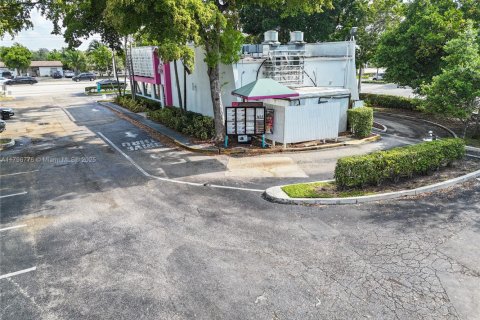 Commercial property in Pompano Beach, Florida № 1861128 - photo 28