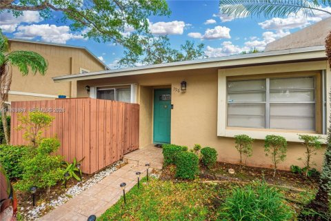 House in Coconut Creek, Florida 2 bedrooms, 91.69 sq.m. № 2040644