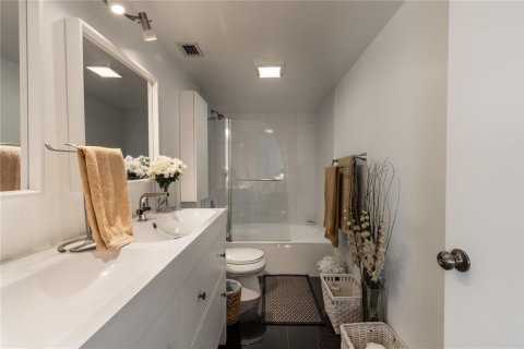 Condominio en venta en Pompano Beach, Florida, 2 dormitorios, 129.97 m2 № 2260498 - foto 16