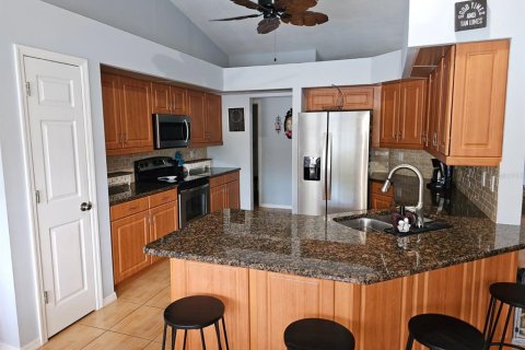 House in Weeki Wachee, Florida 2 bedrooms, 158.68 sq.m. № 1899394 - photo 8