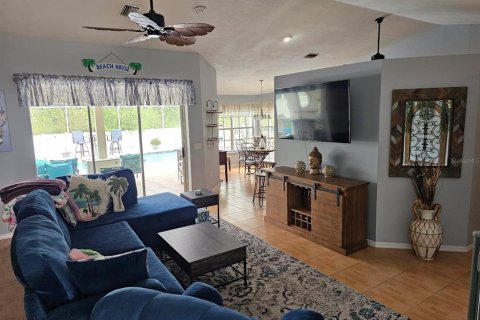 House in Weeki Wachee, Florida 2 bedrooms, 158.68 sq.m. № 1899394 - photo 6