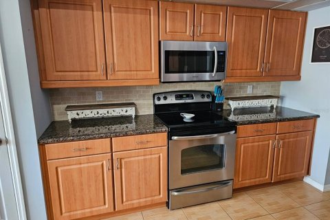 House in Weeki Wachee, Florida 2 bedrooms, 158.68 sq.m. № 1899394 - photo 9