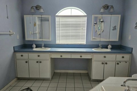 House in Weeki Wachee, Florida 2 bedrooms, 158.68 sq.m. № 1899394 - photo 14