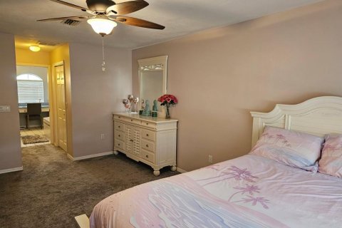 House in Weeki Wachee, Florida 2 bedrooms, 158.68 sq.m. № 1899394 - photo 12