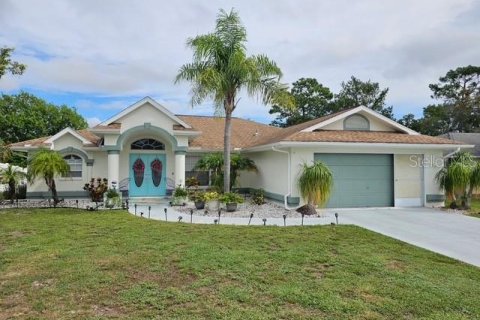 House in Weeki Wachee, Florida 2 bedrooms, 158.68 sq.m. № 1899394 - photo 1