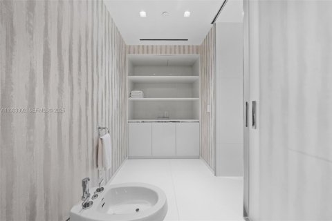 Condominio en venta en Bal Harbour, Florida, 3 dormitorios, 300.07 m2 № 1993295 - foto 24