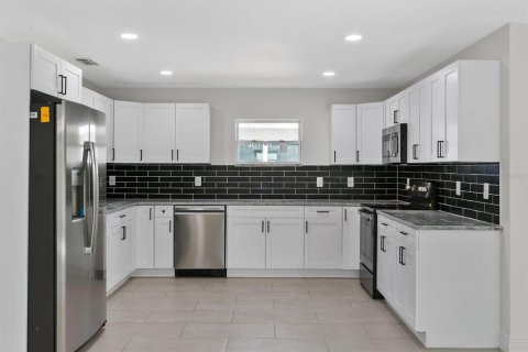 House in Weeki Wachee, Florida 3 bedrooms, 171.22 sq.m. № 1855545 - photo 7