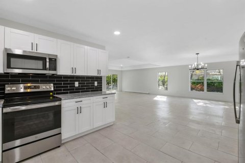 House in Weeki Wachee, Florida 3 bedrooms, 171.22 sq.m. № 1855545 - photo 1