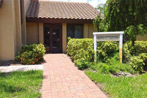Commercial property in Sarasota, Florida 59.18 sq.m. № 1791658 - photo 1