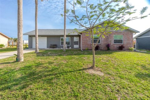 House in Port Charlotte, Florida 3 bedrooms, 132.57 sq.m. № 1648167 - photo 1