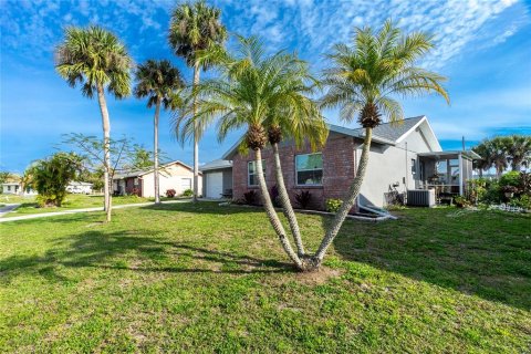 House in Port Charlotte, Florida 3 bedrooms, 132.57 sq.m. № 1648167 - photo 3