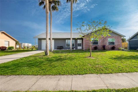 House in Port Charlotte, Florida 3 bedrooms, 132.57 sq.m. № 1648167 - photo 2
