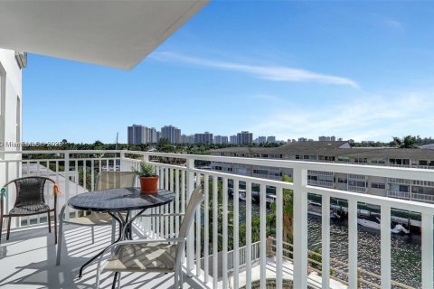 Condo in Hallandale Beach, Florida, 2 bedrooms  № 1655228 - photo 28