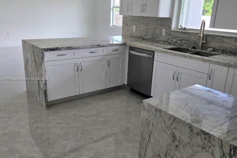 House in Miami, Florida 4 bedrooms № 1699480 - photo 13