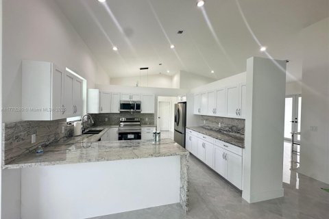 House in Miami, Florida 4 bedrooms, 306.58 sq.m. № 1699480 - photo 17