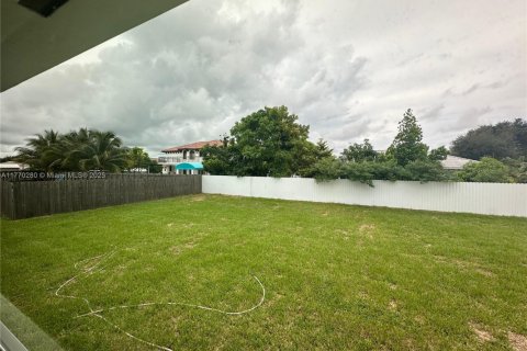 House in Miami, Florida 4 bedrooms, 306.58 sq.m. № 1699480 - photo 13