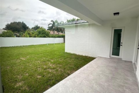 House in Miami, Florida 4 bedrooms, 306.58 sq.m. № 1699480 - photo 14