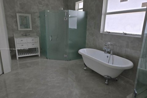 House in Miami, Florida 4 bedrooms № 1699480 - photo 16