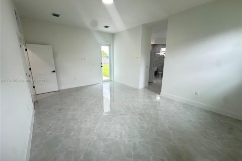 House in Miami, Florida 4 bedrooms, 306.58 sq.m. № 1699480 - photo 20