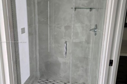 House in Miami, Florida 4 bedrooms, 306.58 sq.m. № 1699480 - photo 16