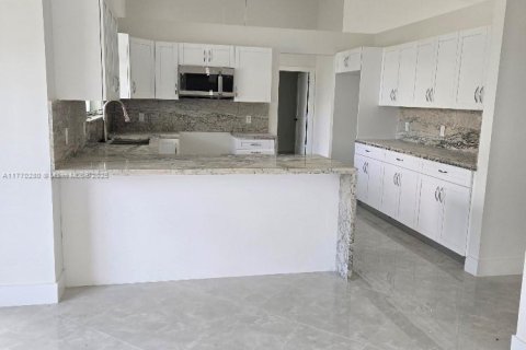 House in Miami, Florida 4 bedrooms № 1699480 - photo 14