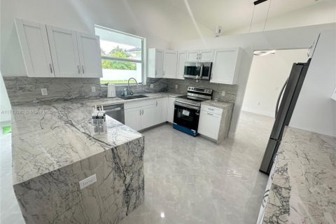 House in Miami, Florida 4 bedrooms, 306.58 sq.m. № 1699480 - photo 18