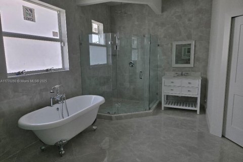 House in Miami, Florida 4 bedrooms № 1699480 - photo 9