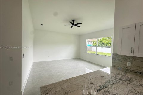 House in Miami, Florida 4 bedrooms, 306.58 sq.m. № 1699480 - photo 19