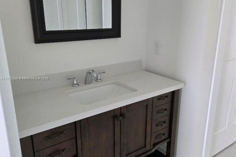 House in Miami, Florida 4 bedrooms, 306.58 sq.m. № 1699480 - photo 15