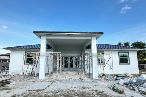 House in Miami, Florida 4 bedrooms № 1699480 - photo 1