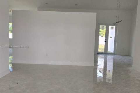 House in Miami, Florida 4 bedrooms № 1699480 - photo 5