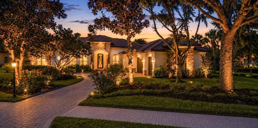 House in Sarasota, Florida 4 bedrooms, 453.08 sq.m. № 2152256