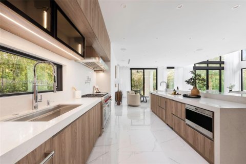 Купить виллу или дом в Саут-Майами, Флорида 5 спален, 378.02м2, № 1995639 - фото 12