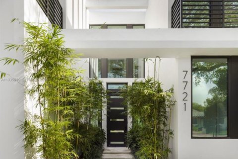 Купить виллу или дом в Саут-Майами, Флорида 5 спален, 378.02м2, № 1995639 - фото 4