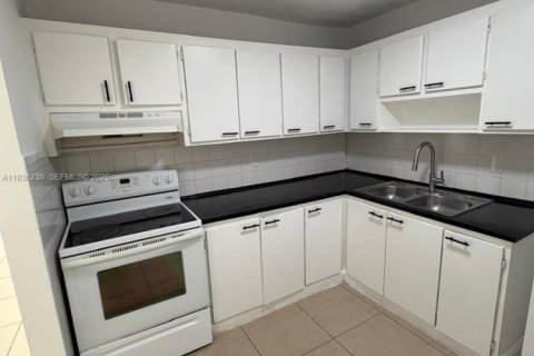 Condo in Miami, Florida, 1 bedroom  № 1994263 - photo 3