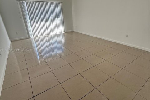 Condo in Miami, Florida, 1 bedroom  № 1994263 - photo 10
