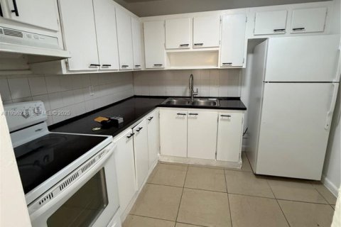 Condo in Miami, Florida, 1 bedroom  № 1994263 - photo 11