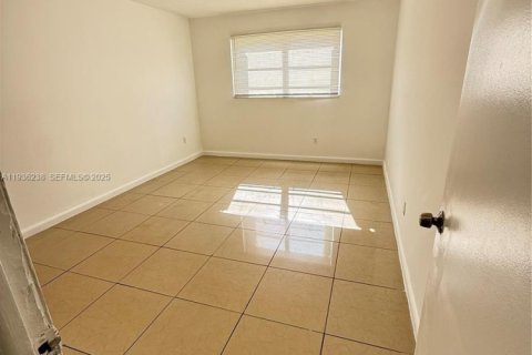 Condo in Miami, Florida, 1 bedroom  № 1994263 - photo 14