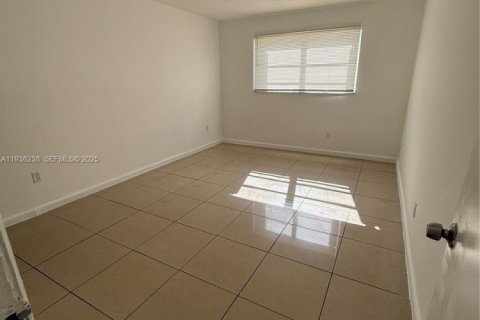 Condo in Miami, Florida, 1 bedroom  № 1994263 - photo 13