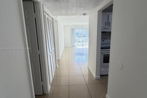 Condo in Miami, Florida, 1 bedroom  № 1994263 - photo 8