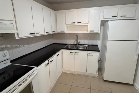 Condo in Miami, Florida, 1 bedroom  № 1994263 - photo 7