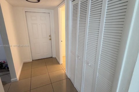 Condo in Miami, Florida, 1 bedroom  № 1994263 - photo 4