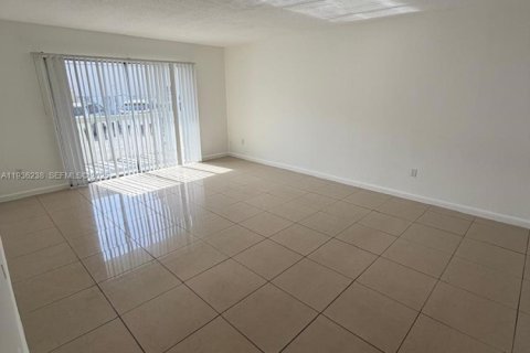 Condo in Miami, Florida, 1 bedroom  № 1994263 - photo 6